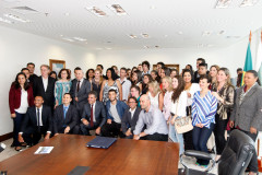 O governador Beto Richa recebeu nesta terça-feira (17), no Palácio Iguaçu, em Curitiba, estudantes e professores que participam do projeto Geração Atitude, uma parceria do Governo do Estado, por meio da Secretaria da Educação e da Assessoria Especial de Juventude, com Ministério Público, Tribunal de Justiça e Assembleia Legislativa. Após o encontro com Richa, os jovens se reuniram com vice-governadora Cida Borghetti e a secretária da Educação, Ana Seres.