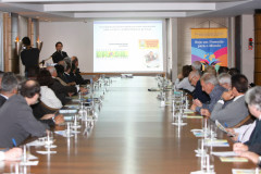 A secretária de Estado da Educação, professora Ana Seres, representou o governador Beto Richa na solenidade de lançamento do projeto “Valorização da Educação no Paraná”, realizada nesta segunda-feira (23) pela Associação Comercial do Paraná (ACP), Lions e Rotary Club. Durante a cerimônia, foi apresentado o programa “Um por todos, todos por um – Pela Ética e pela Cidadania”, desenvolvido pela Controladoria Geral da União (CGU) em parceria com o Instituto Maurício de Sousa. 