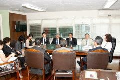 A secretária de Estado da Educação, professora Ana Seres, recebeu em seu gabinete, nesta terça-feira (24), o prefeito da cidade japonesa de Toyohashi, Sahara Koichi, acompanhado de uma comitiva de representantes daquele município. O Governo do Estado vai reforçar a parceria mantida há seis anos entre o Paraná e a cidade japonesa de Toyohashi na área de educação e, durante a reunião desta terça, foi definido que o intercâmbio será intensificado na disciplina de matemática.