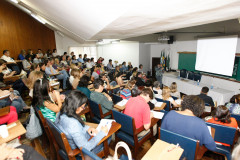 O 2° Seminário Estadual do Pacto Nacional pelo Fortalecimento do Ensino Médio terminou nesta sexta-feira (27), em Curitiba. Durante dois dias, profissionais que atuam com o ensino médio discutiram avanços das atividades e apresentaram resultados vivenciados após o início do programa, em 2013. No Paraná, o trabalho foi realizado de maneira descentralizada em parceria com sete universidades estaduais e duas federais.