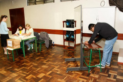 Toda a comunidade escolar da Rede Estadual de Ensino do Paraná está envolvida no processo de escolha dos diretores nesta quinta-feira (3). Desde as 8h até as 22h, pais, alunos, professores e funcionários podem votar de forma democrática para escolher o gestor que ficará a frente das escolas nos próximos quatro anos.