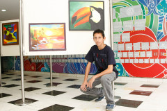 Enquanto conta as horas para concluir o ensino médio, o aluno William Ferreira Sene, 17 anos, do 3° ano, do Colégio Estadual Olivio Belich, em Curitiba, continua em casa a recuperação após o tratamento de câncer