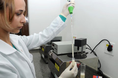 Técnica analisa amostra de leite.