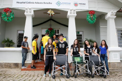 Estudantes do terceiro ano do ensino médio do Colégio Estadual Tenente Sprenger, em Pinhais, na Região Metropolitana de Curitiba (RMC), entregaram nesta sexta-feira (11) três cadeiras de rodas ao Hospital Colônia Adauto Botelho, em Quatro Barras. Ainda serão entregues outras duas cadeiras na próxima semana.