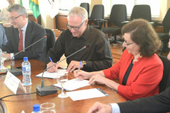 O diretor-superintendente do Sebrae/PR, Vitor Roberto Tioqueta, o presidente do Conselho Deliberativo da entidade, Edson Campagnolo, e a secretária estadual de Educação do Paraná, Ana Seres, assinam convênio que levará educação empreendedora a escolas estaduais.