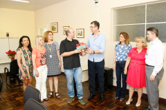Em visita à Secretaria de Estado da Educação (SEED) nesta sexta-feira (18), representantes da Fundação Logosófica realizaram a entrega de 1.125 livros à Secretaria. O material contém histórias infantis que ensinam valores éticos e familiares. Eles foram recebidos pela chefe do Departamento de Diversidade da SEED, Marise Ritzmann Loures, e pelo chefe do Departamento de Educação Básica,Cassiano Roberto Nascimento Ogliari, além de servidores da SEED.