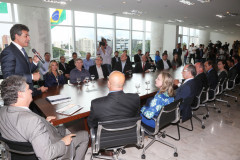 O governador Beto Richa assinou nesta segunda-feira (11) o decreto do reajuste de 10,67% nos salários dos servidores públicos ativos, inativos e pensionistas do Poder Executivo