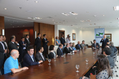 O governador Beto Richa afirmou nesta segunda-feira (11), no Palácio Iguaçu, que o governo estadual pagará na folha de janeiro o terço de férias aos servidores públicos estaduais, grande parte funcionários da educação que tradicionalmente tiram férias no final e começo do ano