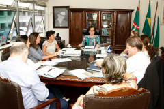 A secretária de Estado da Educação, professora Ana Seres, realizou nesta terça-feira (12) uma reunião de diretoria para debater o orçamento da pasta para este ano. Também fizeram parte da pauta a distribuição de aulas para o ano letivo de 2016, o reajuste de 10,67% concedido aos servidores, entre outros assuntos.