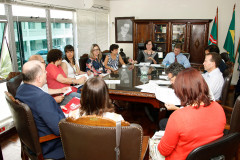 A secretária de Estado da Educação, professora Ana Seres, reuniu-se nesta quinta-feira (21) com o presidente do sindicato dos professores, Hermes Leão, e outros representantes da entidade, para debater temas da área, como novos concursos públicos para professores e funcionários de escolas, distribuição de aulas, dobra de padrão, plano de carreira e piso da categoria, além de convênios e obras.