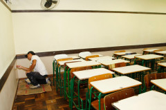 Quando os 1.200 alunos do Colégio Estadual São Paulo Apóstolo, em Curitiba, retornarem para a escola, no dia 29 de fevereiro, vão encontrar algumas novidades. É que a escola passa por pequenas obras de melhoria realizadas por um grupo de voluntários composto por pais, alunos, professores e representantes da comunidade para deixar tudo pronto antes do início do ano escolar.