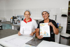 A Secretaria de Estado da Educação entrega nesta e na próxima semana às escolas da rede estadual – junto com a primeira remessa da merenda escolar – um kit que traz material com orientações para auxiliar os profissionais que atuam nas cozinhas escolares sobre os cuidados com a manipulação dos alimentos e atividades dentro das cozinhas