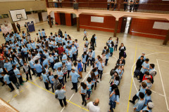 Alunos verificam ensalamento no primeiro dia de aulas do Instituto de Educação Erasmo Pilotto, em Curitiba.