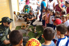 O Colégio Estadual Professor Altair da Silva Leme aproveitou a realização de uma feira de serviços gratuitos à comunidade na sexta-feira e no sábado (04 e 05), nas vilas Zumbi e Liberdade, em Colombo, Região Metropolitana de Curitiba, para se aproximar da comunidade escolar. O evento UPS Cidadania integra o programa Unidade Paraná Seguro (UPS) do governo do Estado e instituições parceiras.