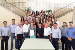 O município de Umuarama ganhará uma nova escola estadual, construída em terreno doado pelo município. Na sexta-feira (04), durante almoço logo após a inauguração do Hospital do Câncer, o prefeito Moacir Silva, o governador Beto Richa e a chefe do Núcleo Regional de Educação da cidade, Gilmara Zanata, assinaram o documento que oficializa a doação.