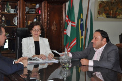 A secretária de Estado da Educação, professora Ana Seres, recebeu deputados da Comissão de Educação da Assembleia Legislativa na manhã desta terça-feira (15), em seu gabinete. Na pauta da reunião estavam temas como os convênios mantidos entre a SEED e as Apaes, as Casas Familiares Rurais e obras de escolas.