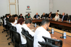 A secretária de Estado da Educação, professora Ana Seres, afirmou nesta quinta-feira (17), em Curitiba, que o Governo do Paraná atende as reivindicações dos professores da rede pública de ensino e que o Estado não tem pendências em relação à pauta nacional da categoria. No Palácio Iguaçu, em Curitiba, Ana Seres recebeu os representantes do sindicato dos professores, que participaram de um movimento nacional dos trabalhadores da educação.