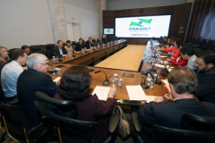 O chefe da Casa Civil Valdir Rossoni recebeu a direção da APP-Sindicato na noite de terça-feira (22). A reunião aconteceu no Palácio Iguaçu e serviu para a apresentação das principais demandas do magistério estadual. A secretária estadual da Educação, Ana Seres, também participou do encontro e destacou que várias das questões apresentadas pelo sindicato já estão tramitando dentro da administração do Estado. 