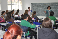 A secretária de Estado da Educação, professora Ana Seres, visitou nesta quarta-feira (23) o Colégio Estadual do Campo Eunice Borges, no município de São José dos Pinhais, na Região Metropolitana de Curitiba. O objetivo é conhecer pessoalmente as unidades da rede estadual, ouvir reivindicações específicas e encaminhar melhorias com mais agilidade. 