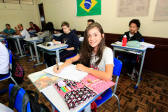 A aluna Estefany Oliveira da Costa Silta aprovou o novo mobiliário. “As cadeiras são mais confortáveis e também mais espaçosas. As antigas eram de madeira e não tão confortáveis”, contou.