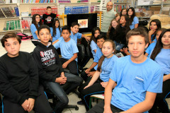 Estudantes do ensino fundamental da Escola Estadual Bacharel Antônio Alves, em Itaperuçu, na Região Metropolitana de Curitiba (RMC), contam com uma atividade especial para o turno complementar, período em que os alunos não estão em sala de aula. É a oficina CineClube, que oferece atividades de cinema, fotografia, teatro e poesia, entre outras.