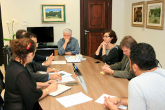 O chefe da Casa Civil, Valdir Rossoni, e a secretária de Estado da Educação, professora Ana Seres, receberam dirigentes do sindicato dos professores na noite de quarta-feira (30), no Palácio Iguaçu, para dar prosseguimento ao encontro da semana passada, quando a pauta do magistério foi apresentada a Rossoni. O chefe da Casa Civil disse que receberá a direção do sindicato semanalmente para garantir a agilidade e constância nos debates. A reunião na Casa Civil foi até às 22 horas.