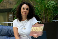 O livro Tupã-Mitã – histórias, memórias e saberes Guarani, escrito pela professora de Matemática da rede estadual de ensino Iozodara Telma Branco de George, documenta relatos de líderes comunitários da etnia e reforça a preservação dos conhecimentos indígenas no Paraná