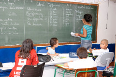 Nos últimos cinco anos, a Secretaria de Estado da Educação diplomou mais de 200 novos professores indígenas, que atuam nas escolas situadas nas aldeias. Em 2011, havia 31 docentes indígenas na rede estadual de ensino. Hoje, são 232 profissionais que trabalham na educação infantil nas 37 escolas indígenas do Paraná, que atendem mais de cinco mil alunos. Na imagem, Escola Estadual Indígena Yvy Porã, em Tomazina.