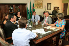 A secretária de Estado da Educação, professora Ana Seres, e o diretor-geral da SEED, Edmundo da Veiga, receberam o gerente-geral do Banco do Brasil em Curitiba, Sérgio Roberto Mantovani, para cobrar agilidade no registro cadastral dos novos diretores eleitos, para que as escolas possam movimentar o quanto antes os novos recursos repassados pelo Governo do Estado, através do Fundo Rotativo.