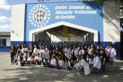Os estudantes do Centro Estadual de Educação Profissional (CEEP) de Curitiba, no Boqueirão, foram às casas e aos estabelecimentos comerciais da região para distribuir “mosquitoeiras” aos moradores do bairro.