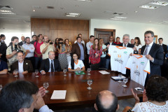 O governador Beto Richa entregou nesta segunda-feira (25), no Palácio Iguaçu, materiais esportivos para atender 52 municípios paranaenses