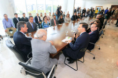 O governador Beto Richa sancionou nesta terça-feira (26) a lei que institui nas escolas paranaenses o programa Geração Atitude. O programa promove a cidadania e a participação dos estudantes na vida pública e nas atividades sociais. 