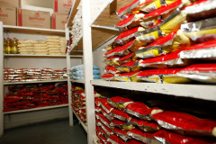 O Governo do Estado começou a entregar a segunda remessa da alimentação escolar deste ano às 2,1 mil escolas, que atendem mais de um milhão de estudantes da rede pública estadual. Por ano, são entregues cerca de 30 mil toneladas de alimentos.