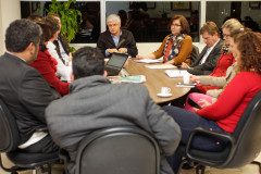 O chefe da Casa Civil, Valdir Rossoni, e a secretária de Estado da Educação, professora Ana Seres, receberam a direção do sindicato que representa os professores da rede pública do Paraná na noite desta quinta-feira (28), no Palácio Iguaçu, para mais uma rodada de negociações em relação à pauta de reivindicações da categoria. Representantes do Governo do Estado e dos professores estaduais têm se reunido periodicamente no último mês para encaminhar as demandas da classe.