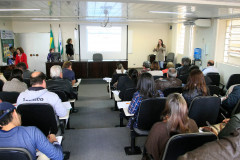 As equipes de comissão de licitação e diretores dos colégios agrícolas e florestal da rede estadual de ensino participam nessa sexta-feira (29), em Curitiba, de um curso de capacitação sobre as diretrizes de licitações e contratos no valor de até R$ 150 mil através do Programa de Recursos Descentralizado, via Fundo Rotativo.