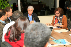 O chefe da Casa Civil, Valdir Rossoni, e a secretária de Estado da Educação, professora Ana Seres, receberam a direção do sindicato que representa os professores da rede pública do Paraná na noite desta quinta-feira (28), no Palácio Iguaçu, para mais uma rodada de negociações em relação à pauta de reivindicações da categoria. Representantes do Governo do Estado e dos professores estaduais têm se reunido periodicamente no último mês para encaminhar as demandas da classe.