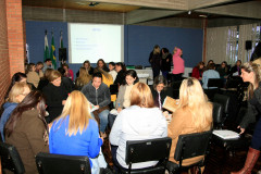 Técnicos das equipes pedagógicas dos 32 Núcleos Regionais de Educação (NREs) iniciaram nesta segunda-feira (2), em Curitiba, o curso de formação continuada para a troca de experiências e atualização das propostas previstas no plano de ação da Secretaria de Estado da Educação. A formação tem duração de 16 horas e conta para promoção no plano de carreira.