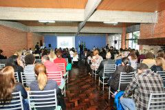 Professores de escolas estaduais e municipais de Curitiba que trabalham com estudantes do 5° e 6° ano do ensino fundamental começaram nesta sexta-feira (6) um curso de formação integrada entre as duas redes de ensino