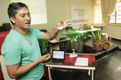 A educação do Paraná teve uma importante conquista no mês passado ao graduar o primeiro professor indígena com curso em nível de mestrado, pela Universidade Estadual de Maringá (UEM). Florêncio Rekayg Fernandes, professor concursado da rede estadual de ensino, defendeu a tese de dissertação Formação e Atuação de Professores Pedagogos Indígenas no Paraná.