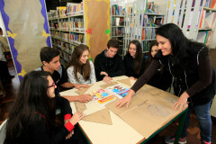 Estudantes do primeiro ano do ensino médio do Colégio Estadual São Paulo Apóstolo, em Curitiba, tiveram uma experiência diferente na rotina escolar durante as aulas de matemática. Após aprender os conteúdos de geometria, previsto no currículo escolar, os 170 alunos se dividiram em equipes para colocar os conhecimentos em prática, mas de uma maneira inédita: com trabalho social.