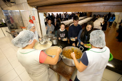 As escolas da rede estadual de ensino começaram a receber nesta semana 80 toneladas de carne bovina para a merenda escolar. Estão sendo entregues nesta remessa 32 toneladas de almôndegas e 48 toneladas de carne em tiras. A Secretaria de Estado da Educação já tem assegurado em contrato cerca de duas mil toneladas de carne bovina, suína e peixes que serão entregues as escolas estaduais ao longo do ano letivo.