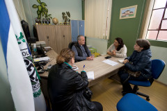 A Ouvidoria da Secretaria de Estado da Educação está mais próxima das escolas da rede estadual de ensino. Nesta quinta-feira (12), a equipe da Ouvidoria iniciou uma série de visitas às escolas estaduais de Curitiba, para conhecer de perto as realidades vivenciadas pelas unidades e trocar experiências com os gestores, agilizando os atendimentos assim à comunidade escolar.