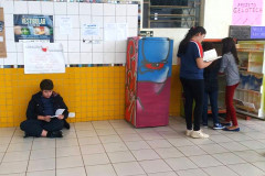 Os estudantes do Colégio Estadual Padre Carmelo Perrone, em Cascavel, no Oeste do Paraná, ganharam no início deste mês um incentivo diferente para ler mais. É a Geloteca, biblioteca itinerante criada com geladeiras e livros doados pela comunidade escolar e espalhada pelos corredores do colégio. Além de incentivar o hábito de ler, a iniciativa contribui para a formação cidadã dos alunos.