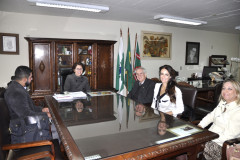 Uma comitiva da Secretaria da Educação do Distrito Federal está no Paraná, nesta terça (17) e quarta-feira (18), para conhecer as ações e sistemas desenvolvidos pela Secretaria de Estado da Educação do Paraná nas áreas de apoio financeiro às escolas, merenda e recursos humanos.