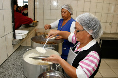 As 2.100 escolas da rede estadual de ensino já receberam aproximadamente três mil toneladas de alimentos destinados à merenda escolar desde o início do ano letivo, em fevereiro. São cerca de 50 itens de alimentos não perecíveis, carnes bovina, filé de peixe e almôndegas. Somente em Maringá e região foram entregues 143 toneladas.