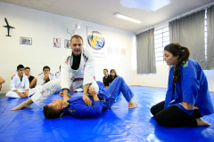 Cinco vezes por semana, os estudantes do Colégio Estadual São Pedro Apóstolo, no bairro Xaxim, em Curitiba, trocam a sala de aula pelo tatame para participar das aulas de jiu-jitsu oferecidas pela escola em parceria com professores voluntários. O objetivo é disponibilizar aos alunos atividades diferenciadas no turno complementar e que contribuam para a prática esportiva, o comportamento e o rendimento escolar.