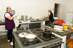 Merendeiras de escola estadual.