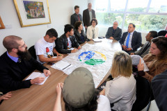 Antes do encontro com o governador os estudantes tiveram reunião com o chefe da Casa Civil, Valdir Rossoni, e a secretária da Educação, Ana Seres na Casa Civil, quando firmaram um acordo para que não haja novas ocupações de escolas. Também participaram desta reunião os deputados estaduais Hussein Bakri e Professor Lemos, que integram a Comissão de Educação da Assembleia Legislativa.