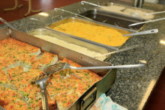 O cardápio da merenda servida diariamente para um milhão de alunos das escolas estaduais foi reforçado com a inclusão de ovos nas receitas. O Governo do Estado entregou mais de 1,4 milhão de dúzias de ovos às escolas e também receituários produzidos por nutricionistas da Secretaria de Estado da Educação para auxiliar os cozinheiros na elaboração dos pratos. Na foto, merenda no Centro Estadual de Educação Profissional (CEEP) Newton Freire Maia, em Pinhais, na Região Metropolitana de Curitiba.