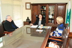 O chefe do Núcleo Regional de Educação de Guarapuava, Marlon Douglas Pires, e a assistente Dagmar Marcondes fizeram uma visita ao gabinete da secretária de Estado da Educação, professora Ana Seres, nesta quinta-feira (2) e explicaram que não está faltando merenda nas escolas da região